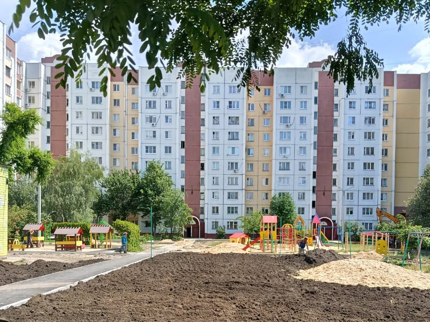 В Левобережном районе продолжается реконструкция дворовых территорий.