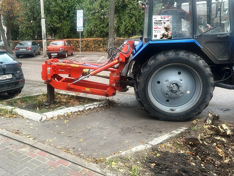 В Ленинском районе Воронежа выкорчёвывают пни.