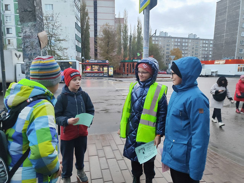 В Ленинском районе дети провели акцию «Дорожный патруль безопасности».