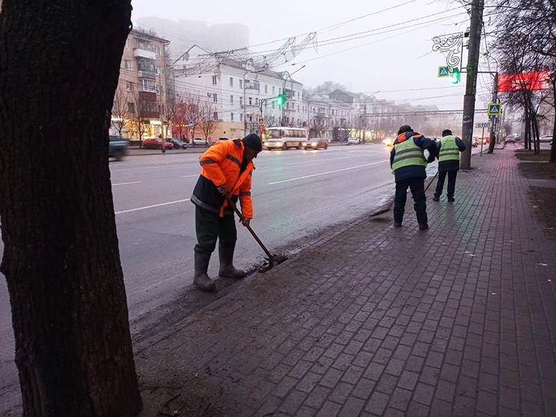 Комбинат благоустройства наводит чистоту и порядок в Ленинском районе.