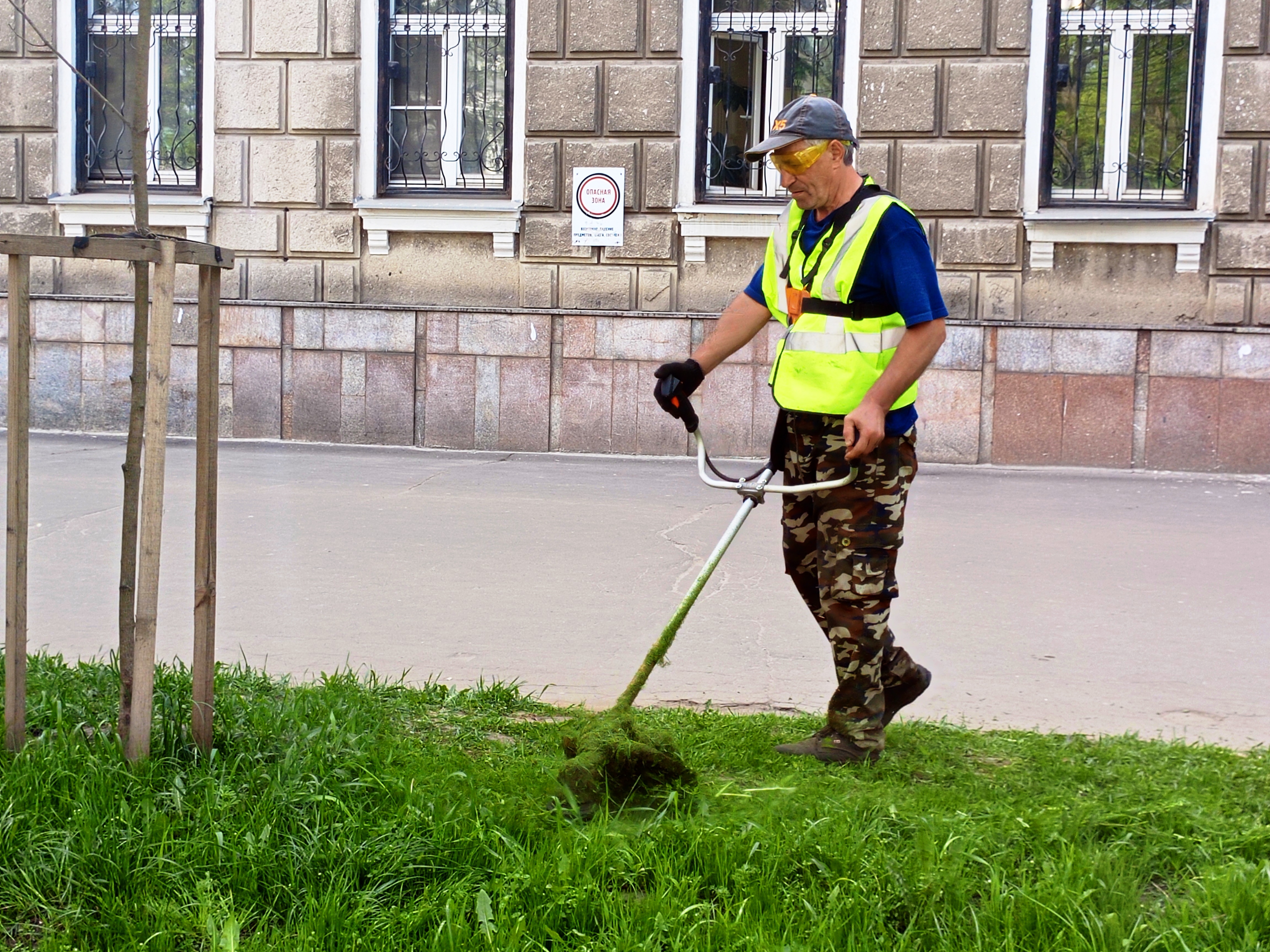 В Ленинском районе продолжаются работы по уходу за озелененными территориями и газонами.