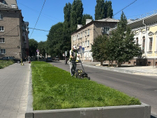 В Ленинском районе продолжают уход за озеленением и благоустройство общественных пространств.