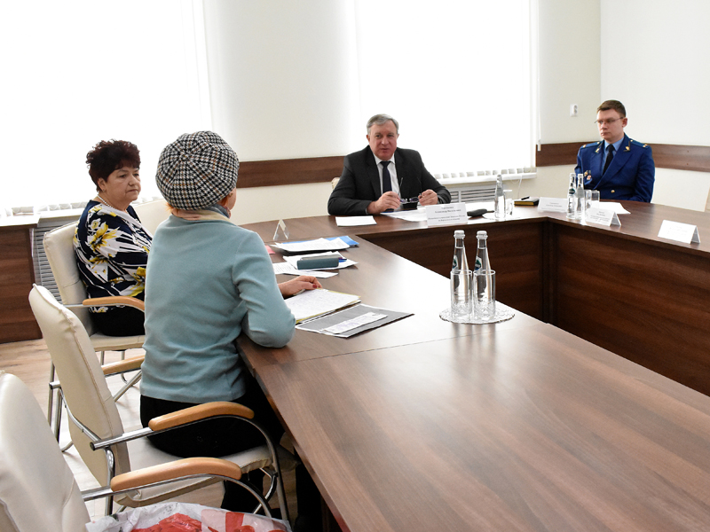 В Ленинском районе помогают гражданам решать важные вопросы.