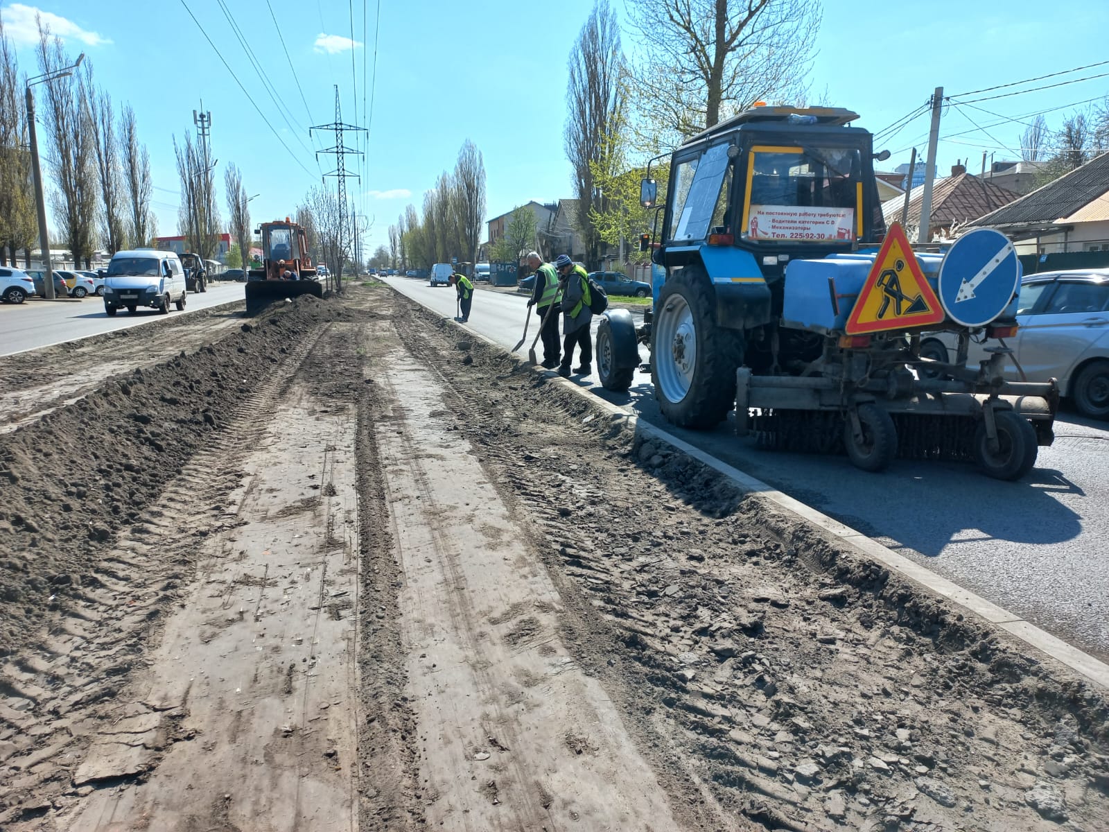 В Ленинском районе формируют газоны.