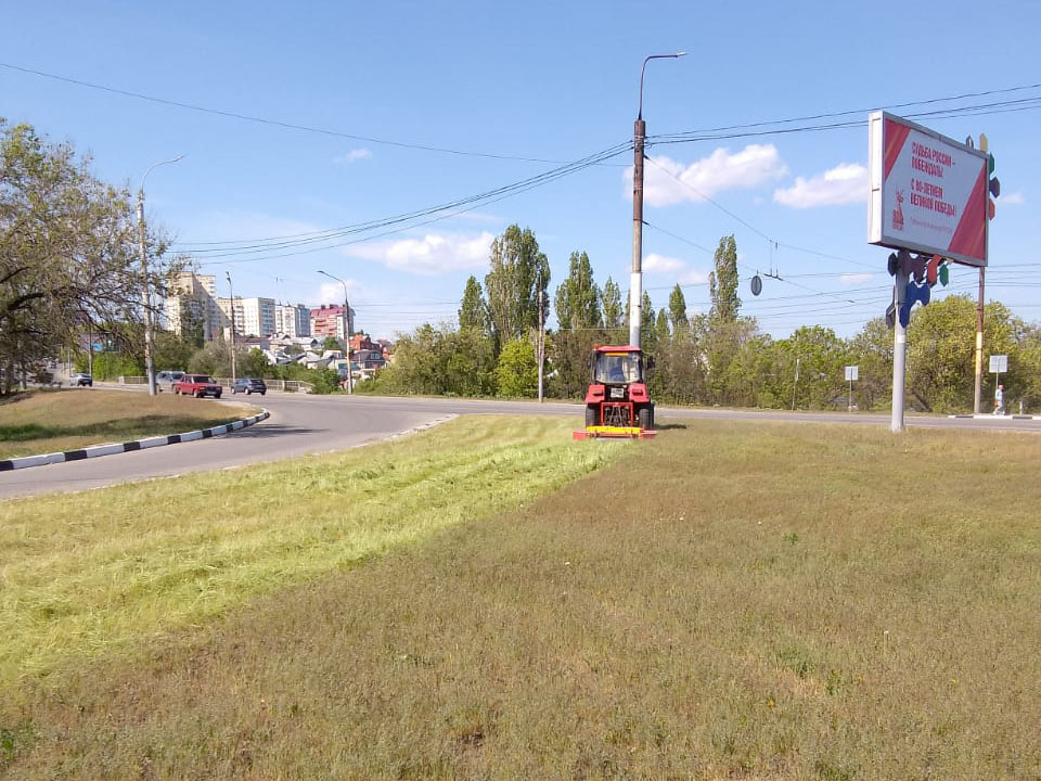 В Ленинском районе для покоса газонов используют специальное оборудование.