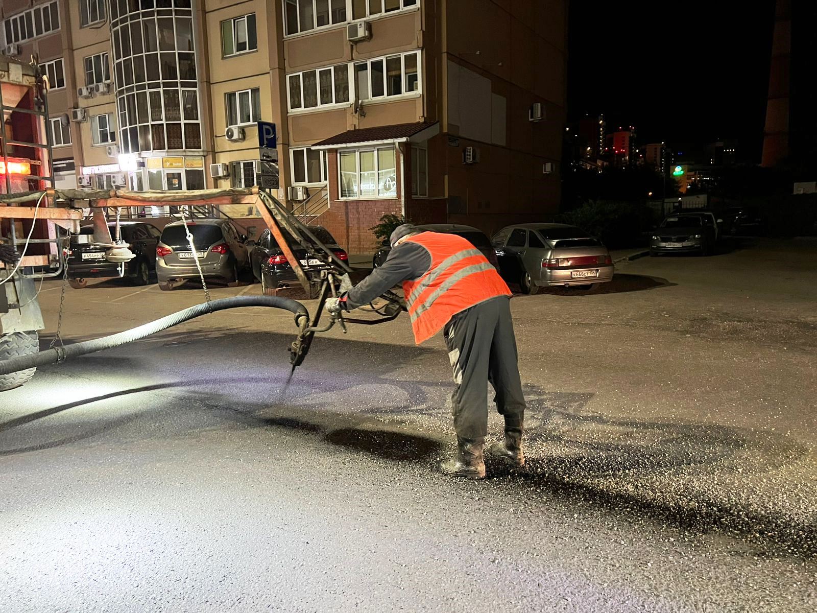 В Ленинском районе продолжается ремонт дорог.