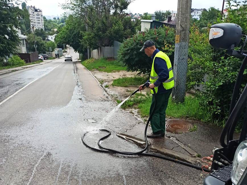 В Ленинском районе моют тротуары.