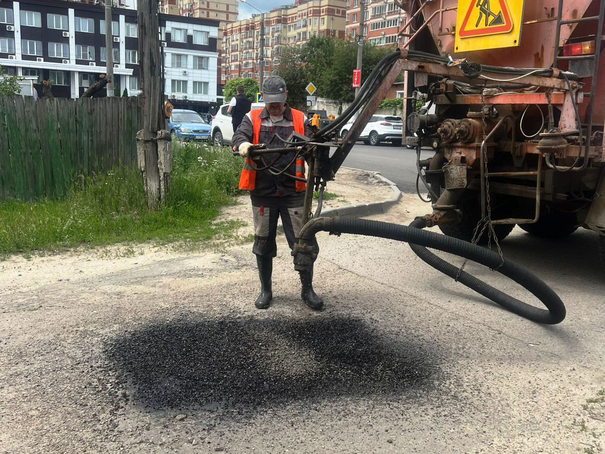 В Ленинском районе продолжают ремонт дорожного покрытия.