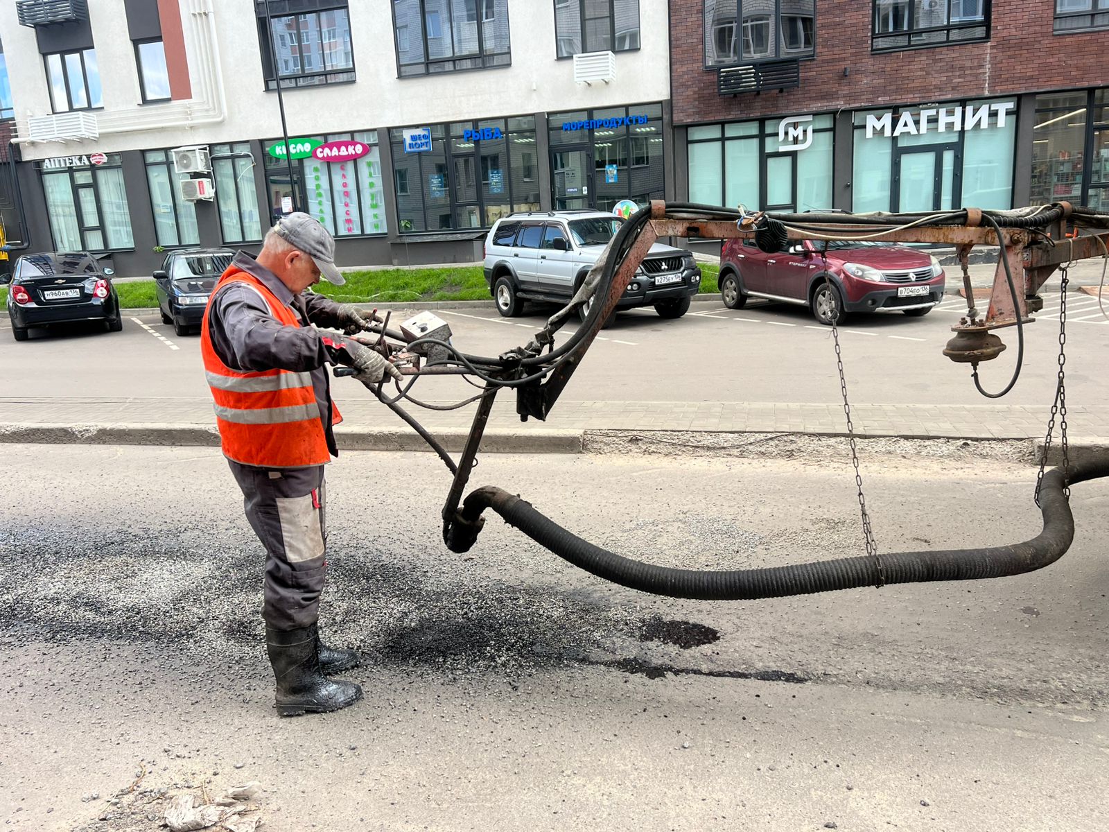 В Ленинском районе продолжается ремонт дорог.