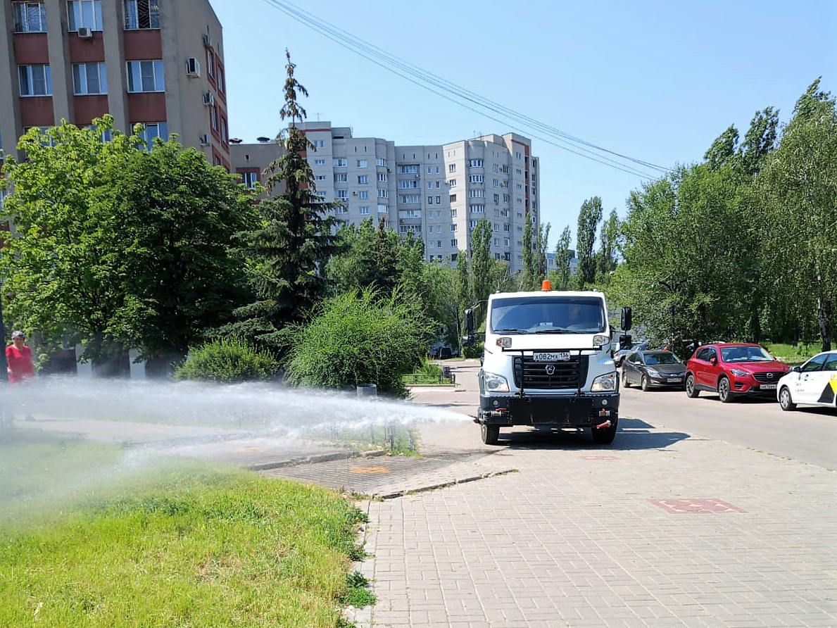 Комбинат благоустройства Советского района усиливает уход за зелеными насаждениями.