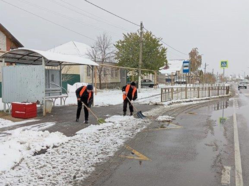 В Советском районе приступили к уборке первого снега.