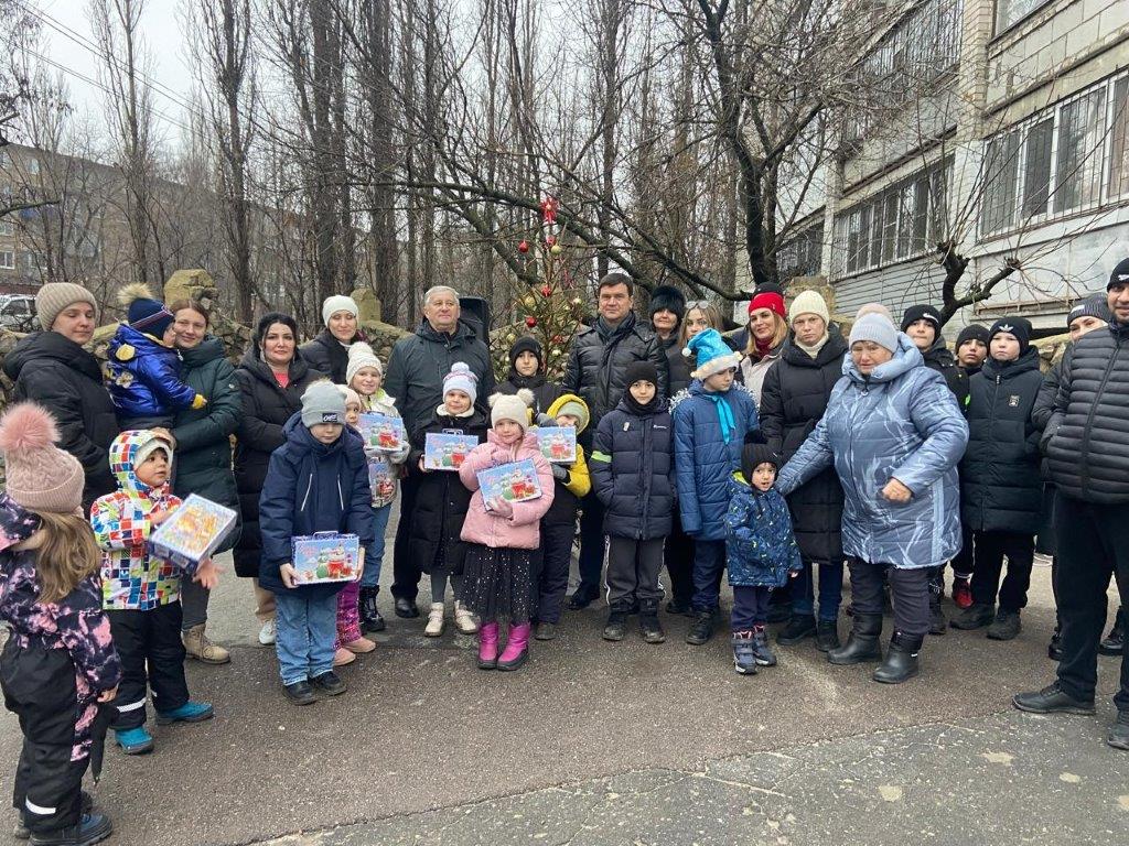 Новогодний праздник для юных жителей Белгородской и Курской областей состоялся в Советском районе.