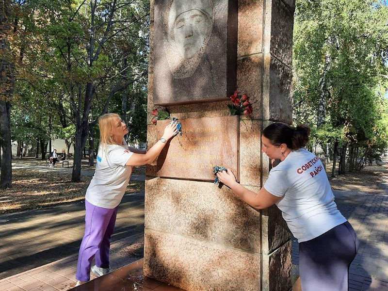 Сотрудники управы Советского района совместно с представителями Воронежской таможни приняли участие в акции «Чистый обелиск».