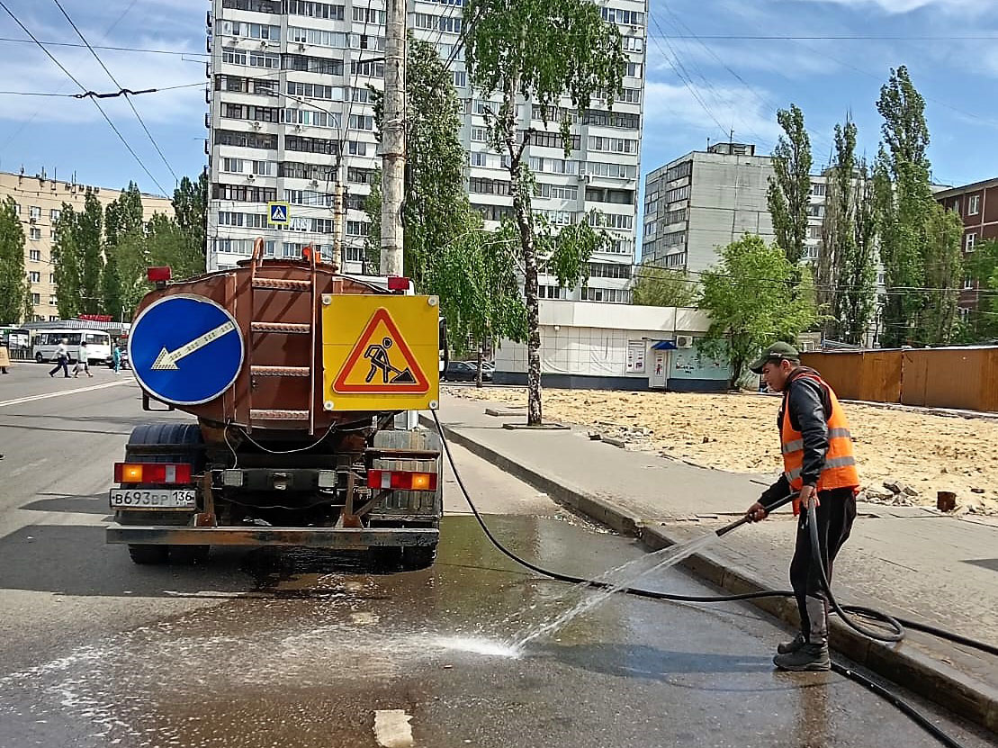 В Советском районе осуществляется комплексная уборка и полив территорий.