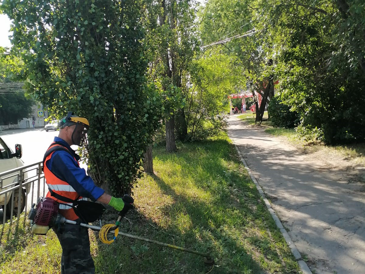 В Советском районе проводят мероприятия по содержанию территории в летний период.