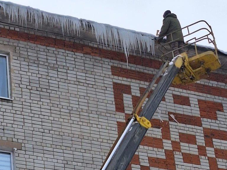 В Советском районе продолжается уборка снега и сосулек с крыш многоквартирных домов.