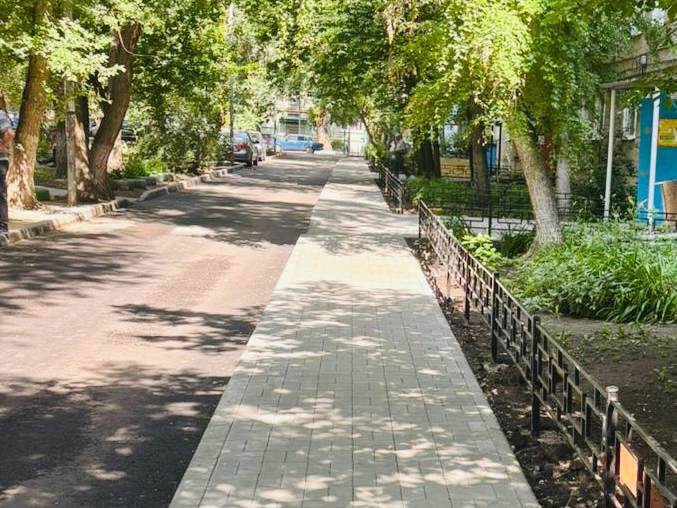В Центральном районе продолжается благоустройство дворовых территорий.