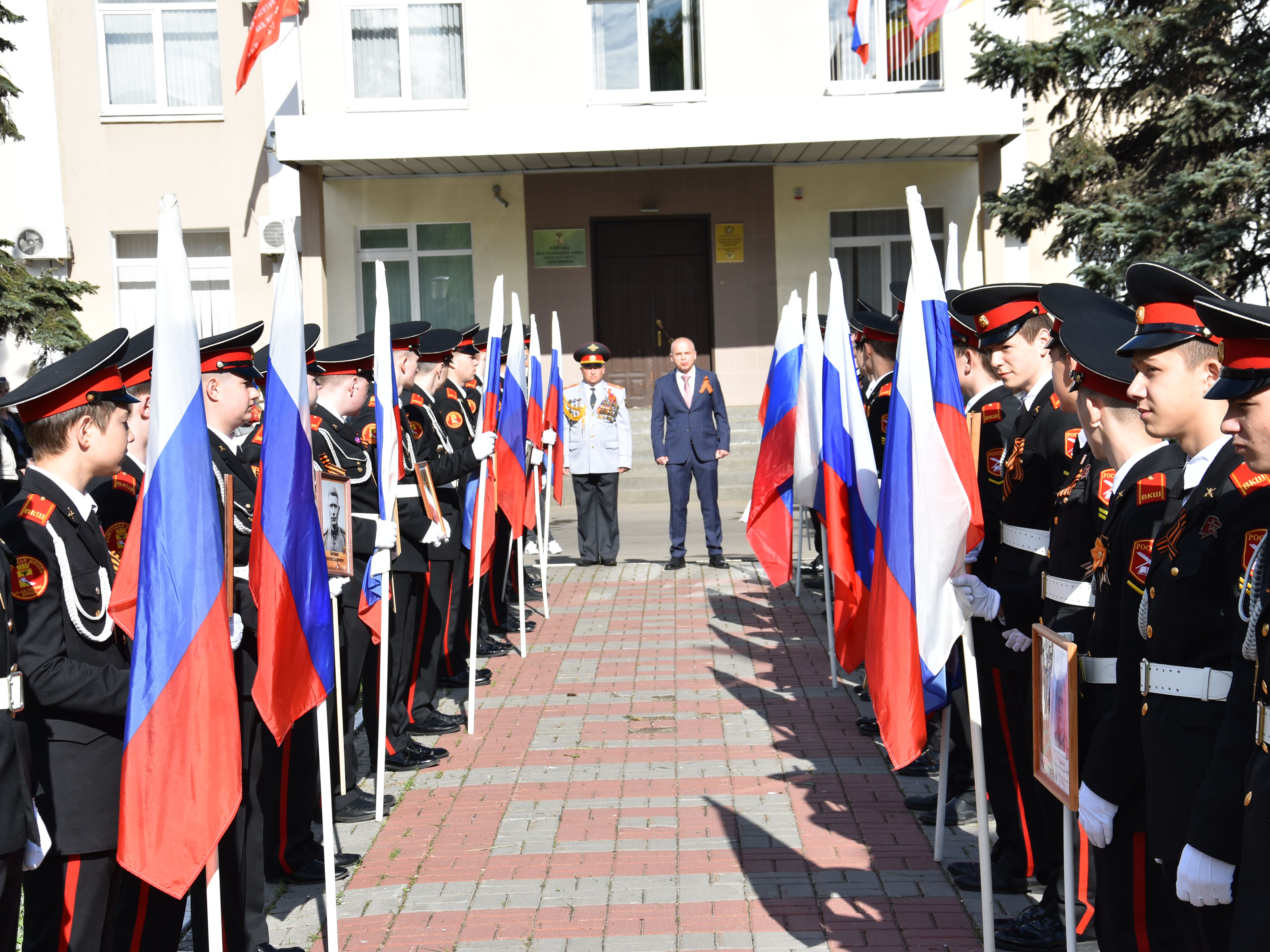Воспитанники Воронежской кадетской школы имени А.В. Суворова, их родители и преподаватели приняли участие в автопробеге «Салют Победе!».