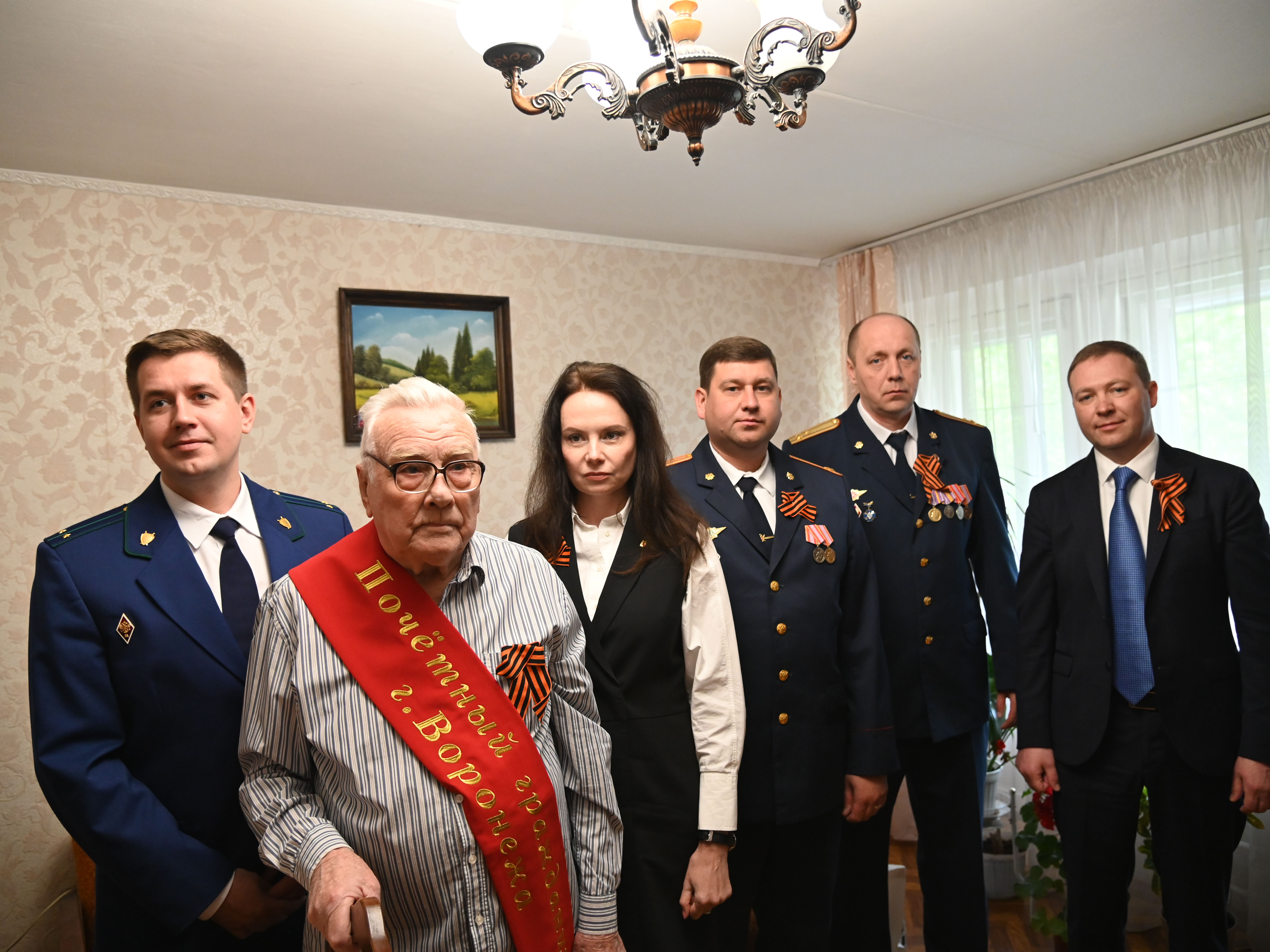 В Коминтерновском районе поздравляют ветеранов.