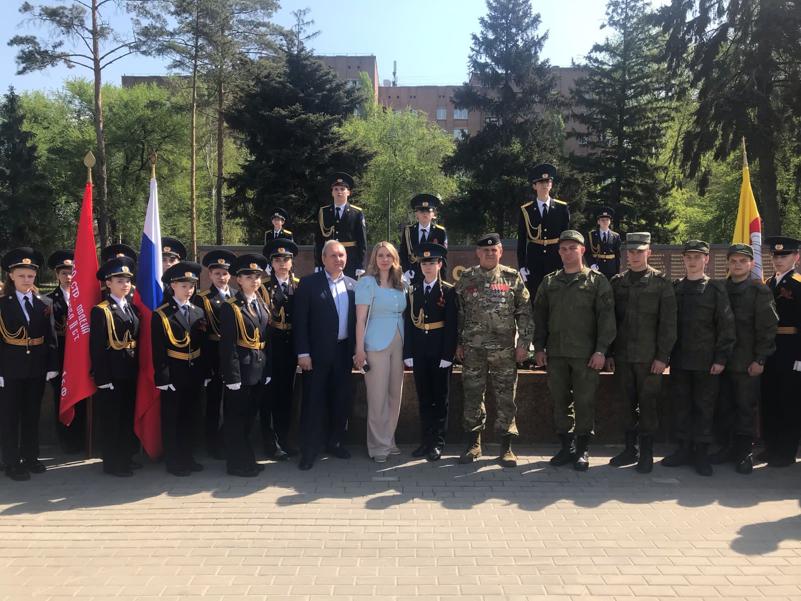 В Коминтерновском районе прошла торжественная линейка «Связь времен и поколений».