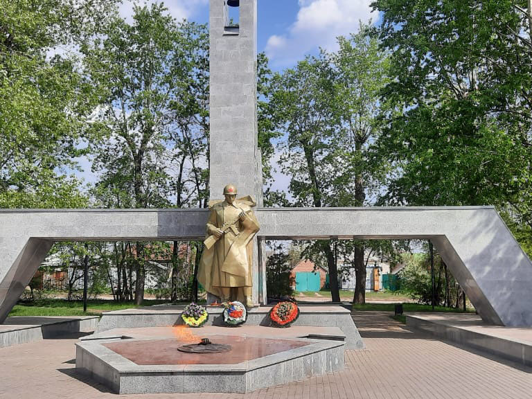 На воинских захоронениях Железнодорожного района завершены работы по ремонту и уборке.