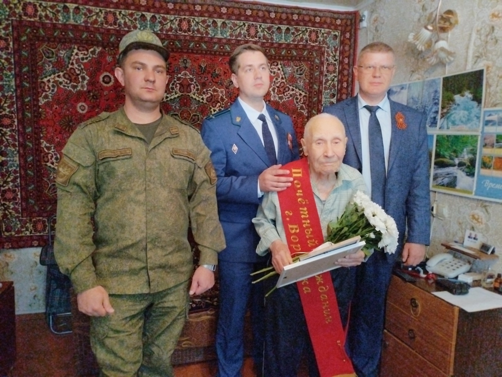 В Коминтерновском районе поздравляют ветеранов.