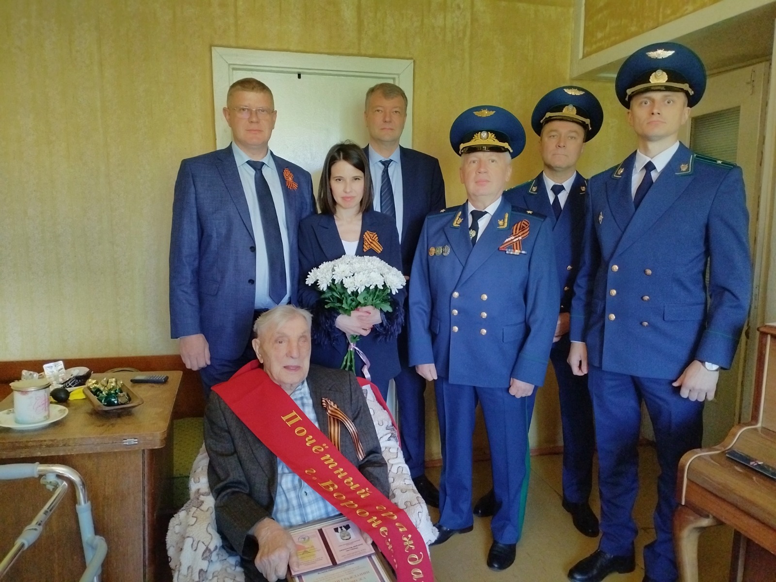 В Коминтерновском районе поздравляют ветеранов.