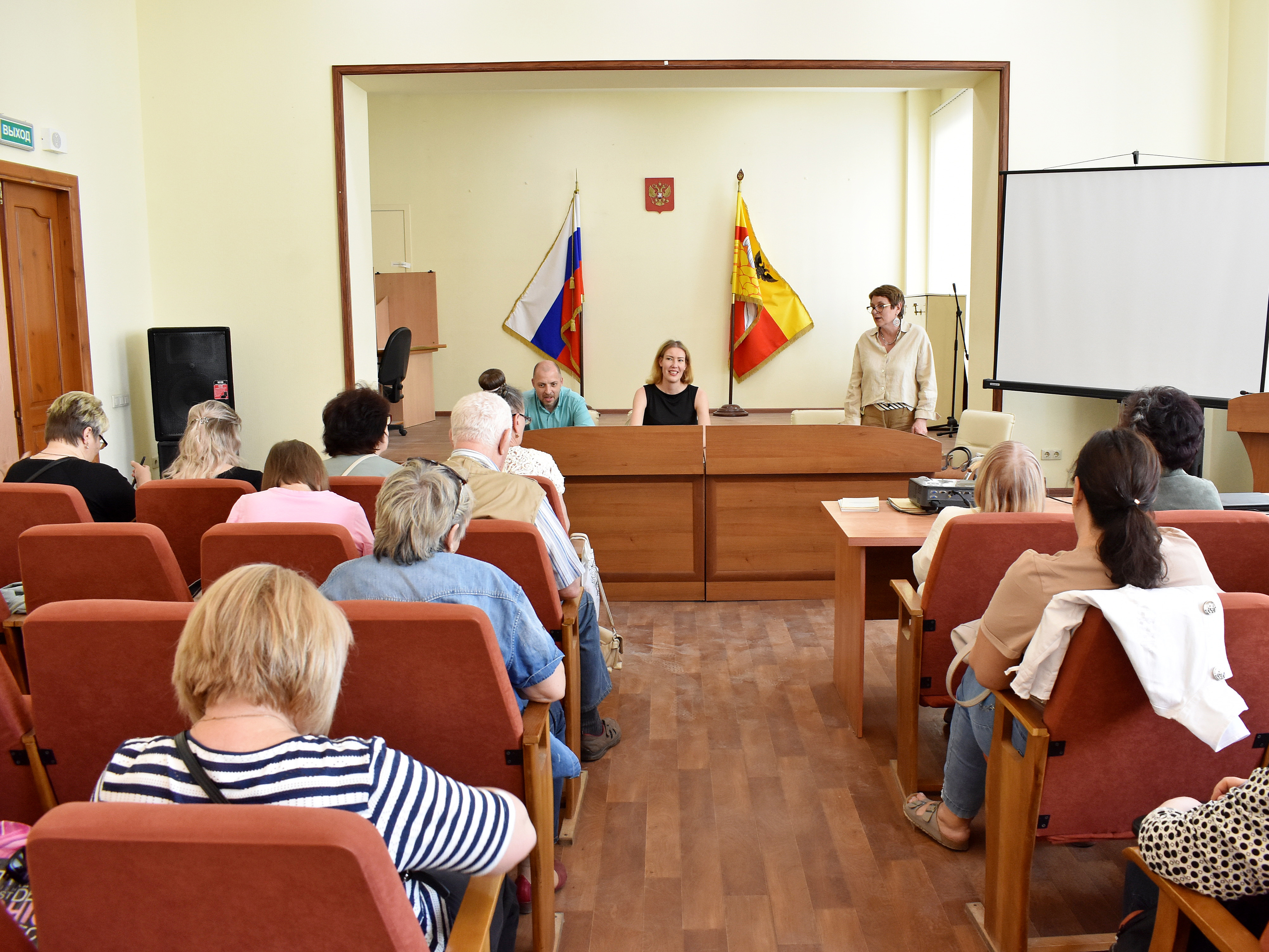 В управе Ленинского района обсудили острые коммунальные вопросы.