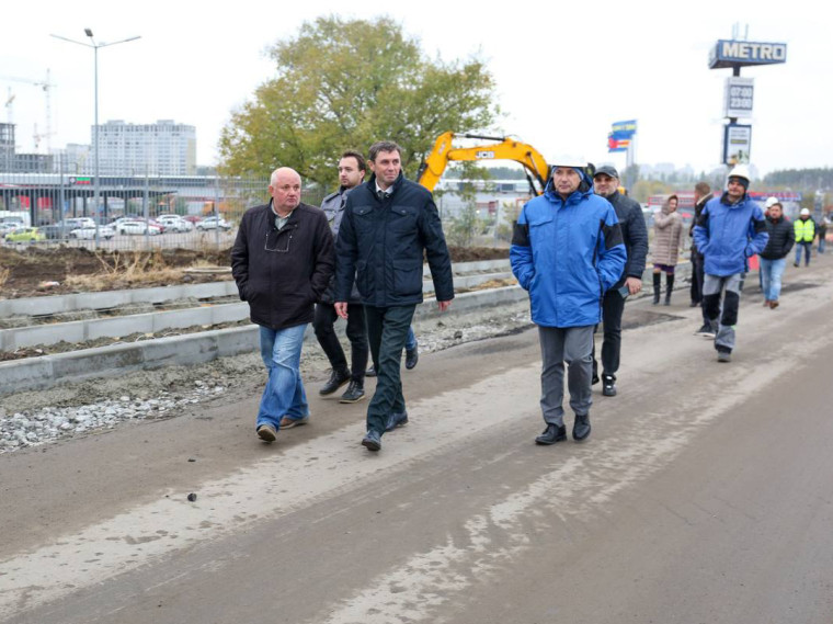 Мэр Воронежа Сергей Петрин продолжает инспектировать строительство крупных дорожных связей. Мэр Воронежа Сергей Петрин продолжает инспектировать строительство крупных дорожных связей.