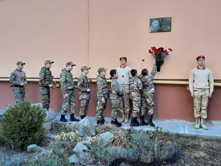 В Советском районе установили мемориальную доску участнику специальной военной операции. В Советском районе установили мемориальную доску участнику специальной военной операции.