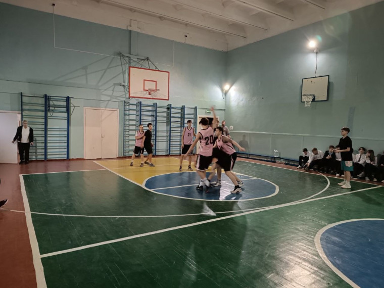 В Железнодорожном районе проходят соревнования по баскетболу среди школьников. В Железнодорожном районе проходят соревнования по баскетболу среди школьников.