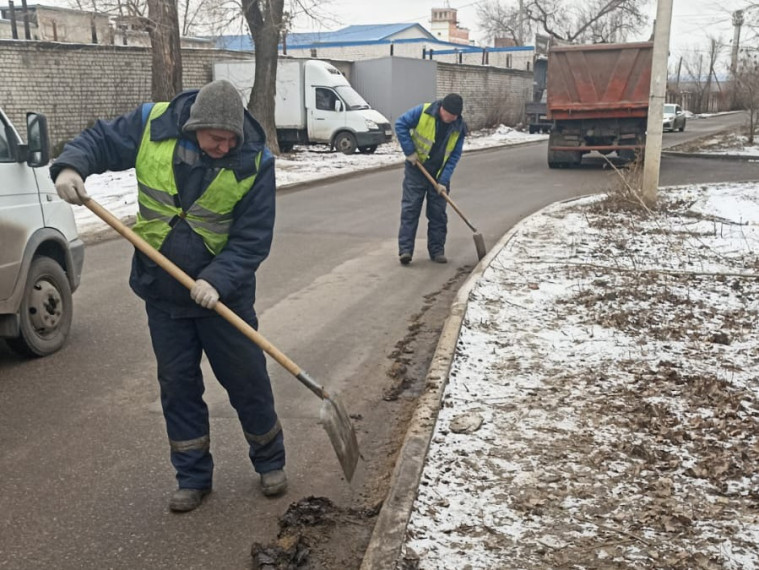 В Левобережном районе продолжается уборка улиц. В Левобережном районе продолжается уборка улиц.