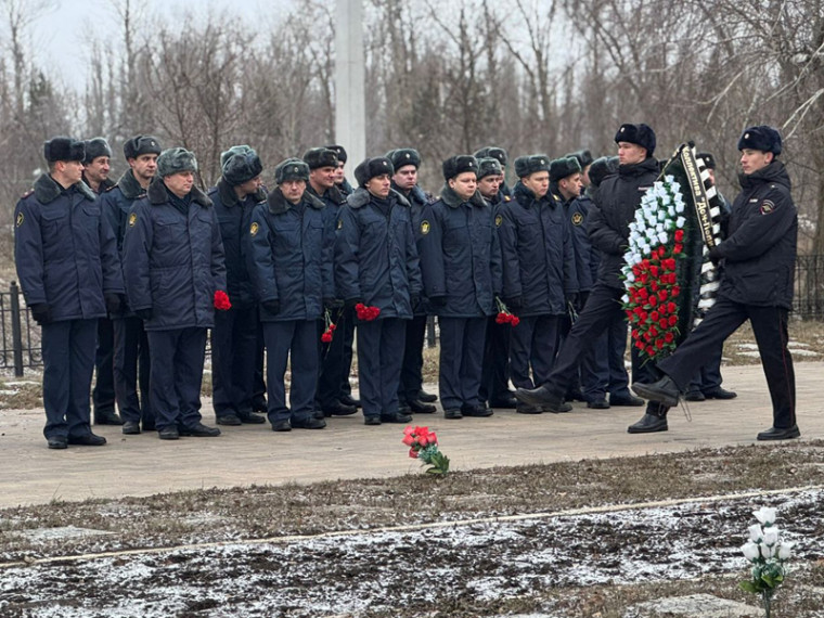 Члены городской Общественной палаты возложили цветы и венки на мемориальном комплексе «Песчаный лог». Члены городской Общественной палаты возложили цветы и венки на мемориальном комплексе «Песчаный лог».