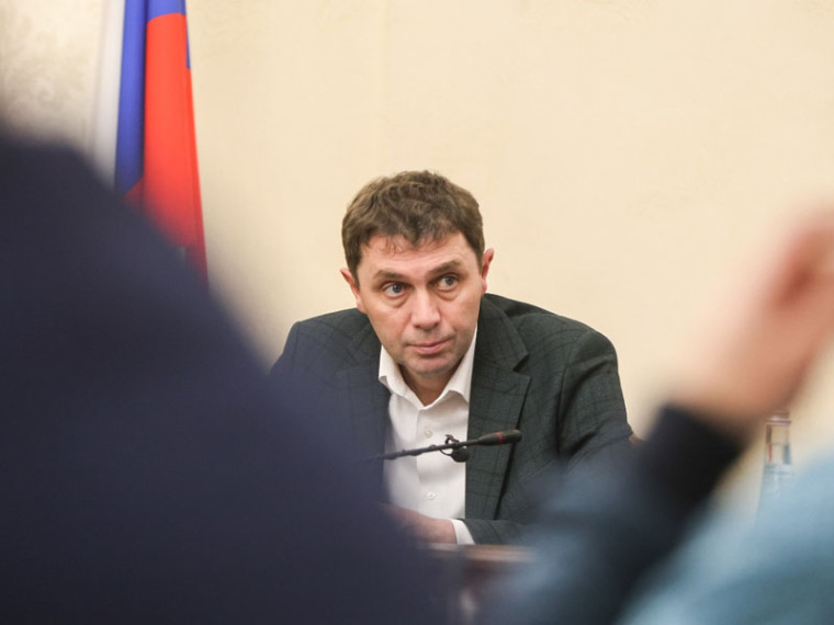 Глава Воронежа Сергей Петрин поручил начать подготовку к восстановлению газонов во всех районах города. Глава Воронежа Сергей Петрин поручил начать подготовку к восстановлению газонов во всех районах города.