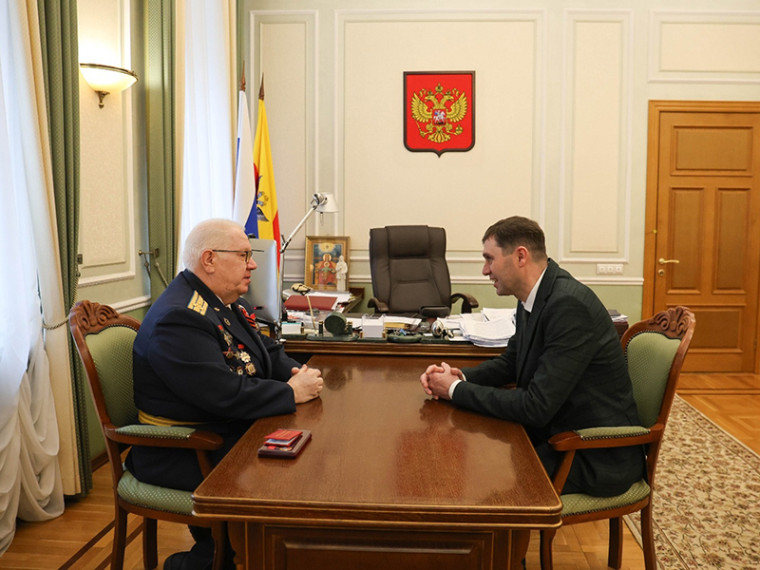 Глава Воронежа Сергей Петрин вручил председателю Совета ветеранов Ленинского района Евгению Правдухину награду. Глава Воронежа Сергей Петрин вручил председателю Совета ветеранов Ленинского района Евгению Правдухину награду.