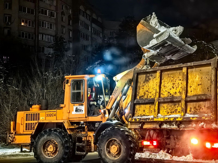 За ночь с городских улиц вывезли еще более 8 тысяч кубометров снега. За ночь с городских улиц вывезли еще более 8 тысяч кубометров снега.