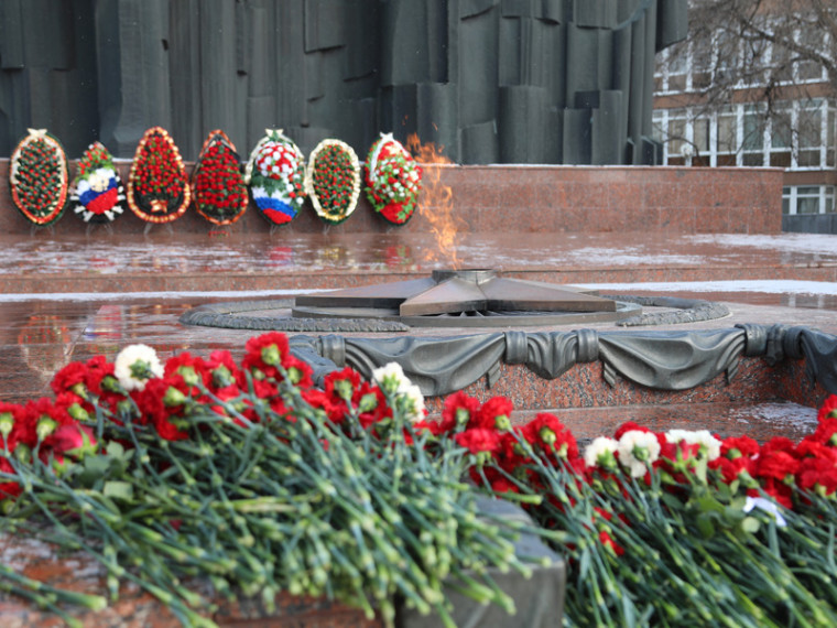 На площади Победы почтили память павших защитников Отечества. На площади Победы почтили память павших защитников Отечества.