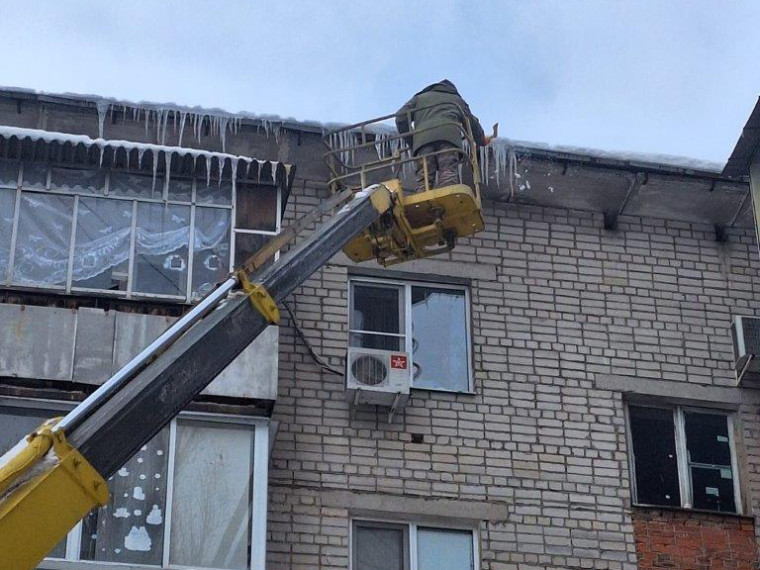 В Воронеже продолжается работа по очистке крыш от наледи и снега. В Воронеже продолжается работа по очистке крыш от наледи и снега.