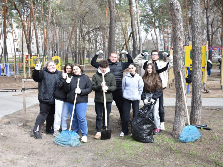 В Железнодорожном районе продолжают убирать территории. В Железнодорожном районе продолжают убирать территории.