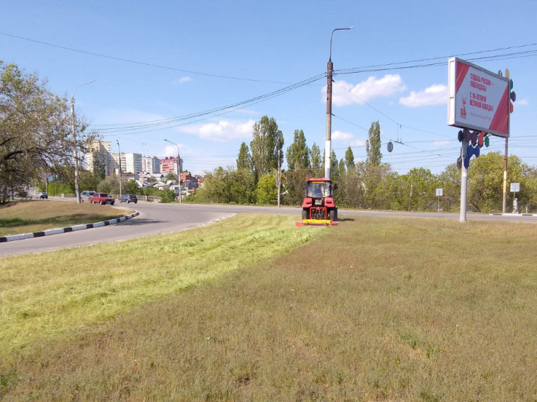В Ленинском районе для покоса газонов используют специальное оборудование. В Ленинском районе для покоса газонов используют специальное оборудование.