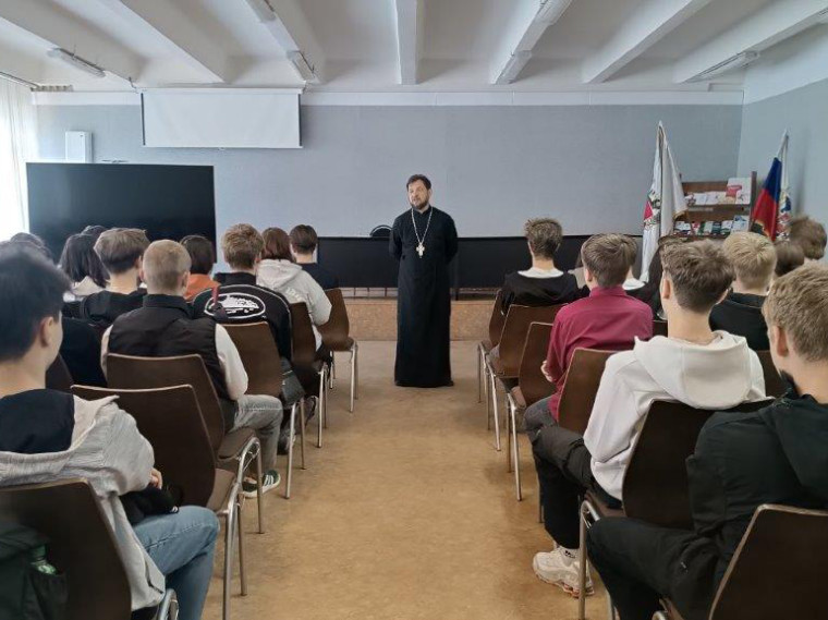 Наставничество за пределами учебников: в Советском районе студенты обсудили духовные ценности с настоятелем храма. Наставничество за пределами учебников: в Советском районе студенты обсудили духовные ценности с настоятелем храма.
