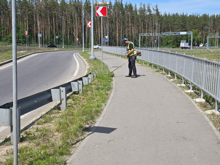 В Железнодорожном районе продолжают работы по восстановлению газонов и уходу за ними. В Железнодорожном районе продолжают работы по восстановлению газонов и уходу за ними.