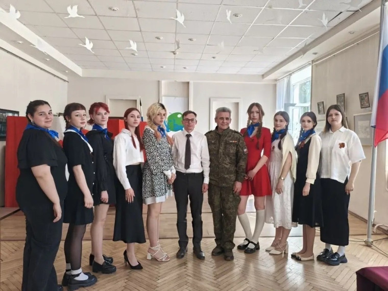 Подвиги советского народа вспомнили на встрече со студентами художественного училища.